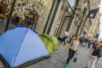 The World Queues for iPhone 6 Has Begun